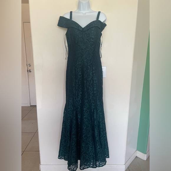 R&M Richards Women's Off-The-Shoulder Lace Gown- Size 8 Green - Picture 3 of 6